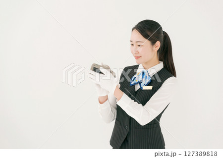 手袋をしてお宝の査定をする女性 手袋をしてお宝の査定をする女性 127389818