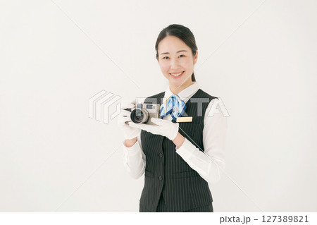 手袋をしてお宝の査定をする女性 127389821