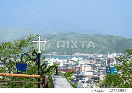 天草の市街地風景 青空光芒に映える天草キリシタン館から観える周辺風景(天草市) 天草の市街地風景 青空光芒に映える天草キリシタン館から観える周辺風景(天草市) 127389924