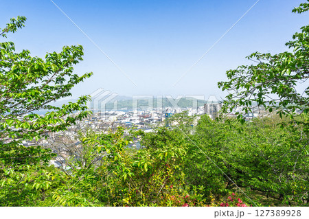 青空光芒に映える天草キリシタン館から観える市街地風景(天草市) 青空光芒に映える天草キリシタン館から観える市街地風景(天草市) 127389928