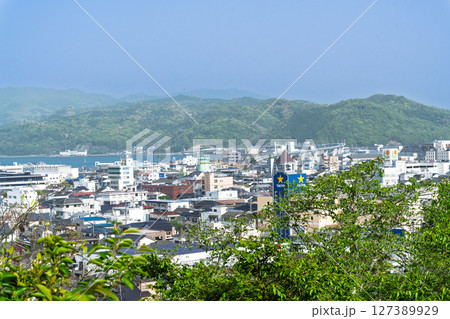 青空光芒に映える天草キリシタン館から観え市街地風景(天草市) 青空光芒に映える天草キリシタン館から観え市街地風景(天草市) 127389929