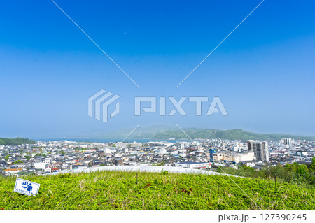 天草市　市街地風景「青空光芒に映える天草キリシタン館から観える周辺風景」(天草市) 127390245