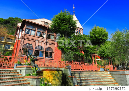 【兵庫県】快晴の風見鶏の舘（神戸北野異人館） 127390372