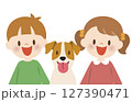 犬と笑顔の子供 127390471
