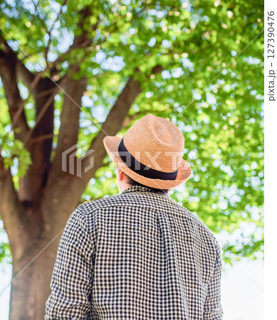 男性と樹木 127390476