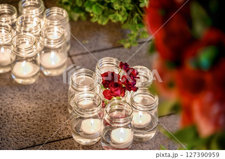 赤いバラとキャンドルのロマンチックな演出 127390959
