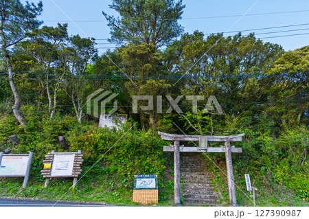 倉岳神社 「古代から天草の人々が霊山として仰ぐ、天草諸島最高峰（標高682m）の「倉岳」」天草市倉岳 127390987