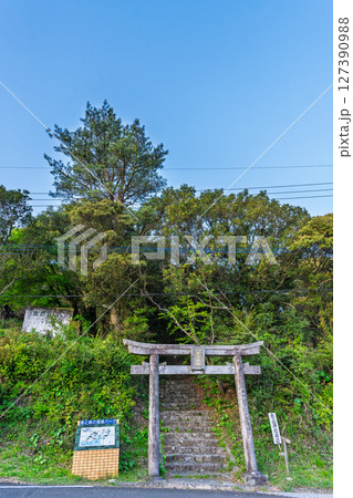 倉岳神社 「古代から天草の人々が霊山として仰ぐ、天草諸島最高峰（標高682m）の「倉岳」」天草市倉岳 127390988