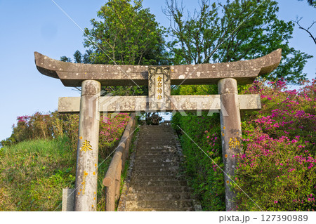 倉岳神社 「古代から天草の人々が霊山として仰ぐ、天草諸島最高峰（標高682m）の「倉岳」」天草市倉岳 127390989