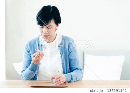 薬を飲むミドル女性 127391342