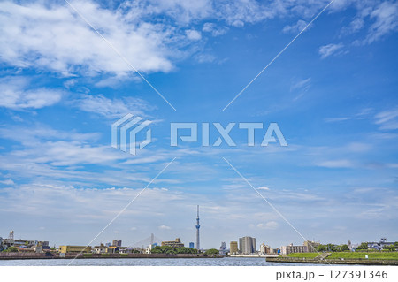 6月の青空の下の奥戸中川とスカイツリーのある風景 127391346