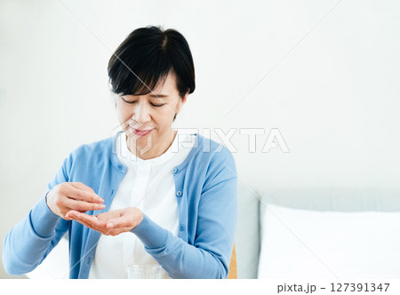 薬を飲むミドル女性 127391347
