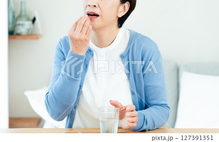 薬を飲むミドル女性 127391351