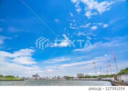 6月の青空の下の奥戸中川とクレーンのある風景 6月の青空の下の奥戸中川とクレーンのある風景 127391354