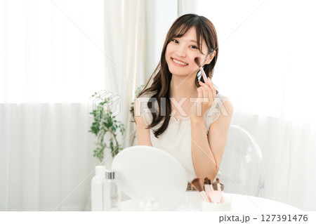 チークブラシ,フェイスブラシでメイクする若いアジア人女性 チークブラシ,フェイスブラシでメイクする若いアジア人女性 127391476