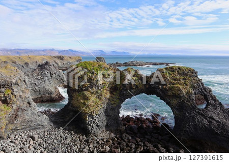 アイスランド、アルナルスターピのアーチ 127391615