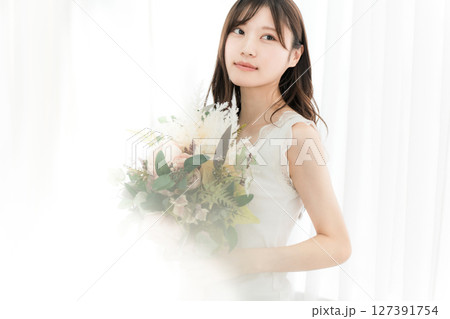 ドライフラワーのスワッグを持つおしゃれな女性 127391754