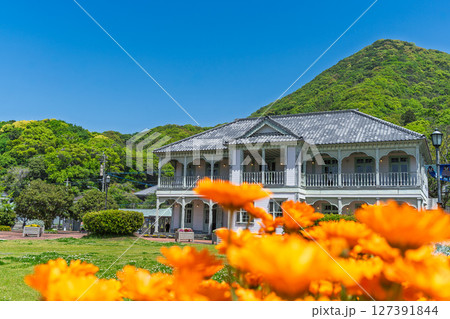 青空を背景に映える三角西港記念館 (浦島屋) 復元された白い洋館「幻のホテル」 青空を背景に映える三角西港記念館 (浦島屋) 復元された白い洋館「幻のホテル」 127391844
