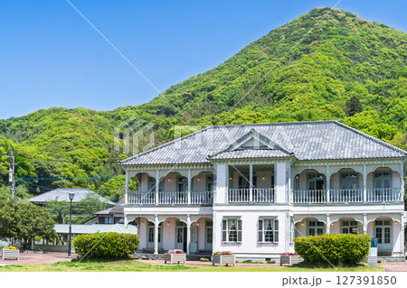 青空を背景に映える三角西港記念館　(浦島屋)　復元された白い洋館「幻のホテル」 127391850