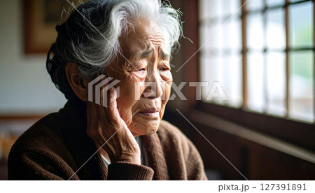 悲しむ高齢女性の横顔（AI生成画像） 127391891