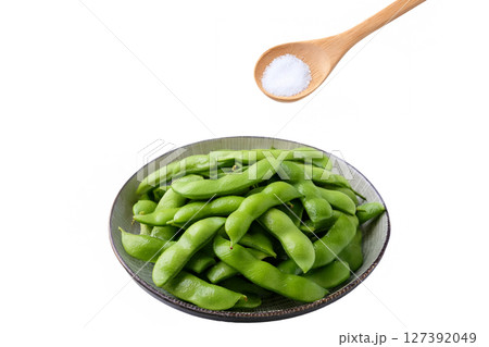 茹でた枝豆に塩をする 127392049