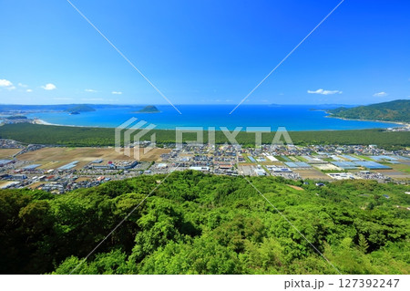 【佐賀県】鏡山展望テラスから見た虹の松原と唐津湾と玄界灘 【佐賀県】鏡山展望テラスから見た虹の松原と唐津湾と玄界灘 127392247
