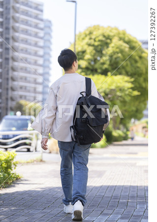 街を歩く40代の男性 後ろ姿 127392267