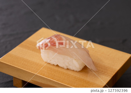真鯛の寿司。寿司下駄の上 真鯛の寿司。寿司下駄の上 127392396