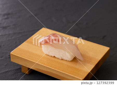 真鯛の寿司。寿司下駄の上 127392399