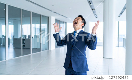 喜ぶビジネスマン（AI生成画像） 127392483