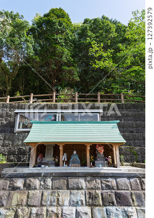 青空光芒を背景に藤の花が咲き乱れる季節に映える延命水・祈願スポット！「延命地蔵尊　周辺風景」天草市 127392579