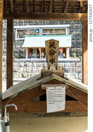 青空光芒を背景に藤の花が咲き乱れる季節に映える延命水・祈願スポット!「延命地蔵尊 周辺風景」天草市 青空光芒を背景に藤の花が咲き乱れる季節に映える延命水・祈願スポット!「延命地蔵尊 周辺風景」天草市 127392627