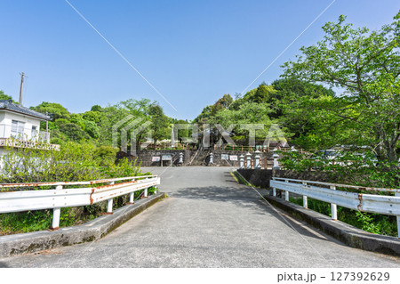 青空光芒を背景に藤の花が咲き乱れる季節に映える延命水・祈願スポット!「延命地蔵尊 周辺風景」天草市 青空光芒を背景に藤の花が咲き乱れる季節に映える延命水・祈願スポット!「延命地蔵尊 周辺風景」天草市 127392629