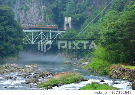 JR上越線「利根川の渓谷と鉄橋を走る電車」 127392642