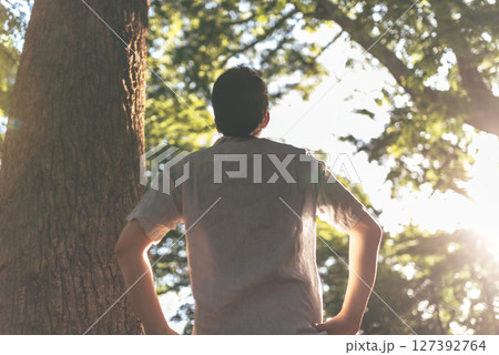 男性と森 127392764