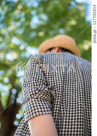 男性と樹木 127392814