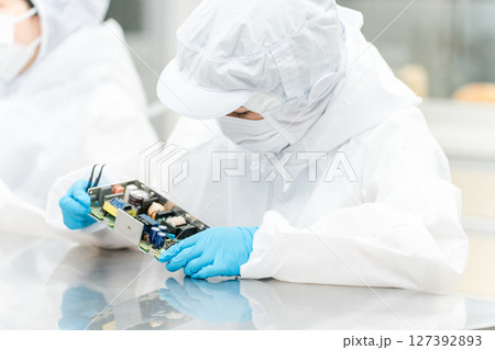 クリーンルームで精密機器を扱う女性 127392893