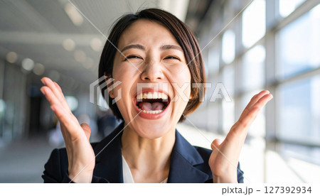 喜ぶビジネスウーマン（AI生成画像） 127392934