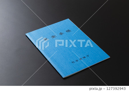 黒背景に年金手帳 127392943