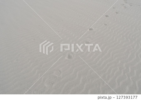 砂浜 ビーチ 足跡 127393177