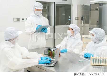 薬品工場,製薬会社で薬品開発をするクリーンスーツを着たスタッフ 127393194