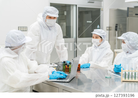 薬品工場,製薬会社で薬品開発をするクリーンスーツを着たスタッフ 127393196