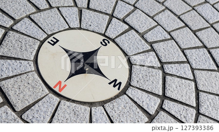 中心に方位盤のある円舗装の石畳み 127393386