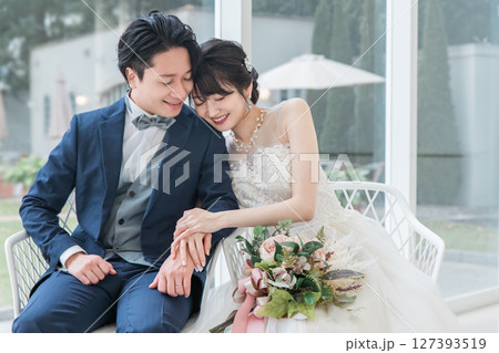 結婚式場で前撮り・フォトウェディングの撮影をする新郎新婦（ブライダル・ウェディング） 127393519