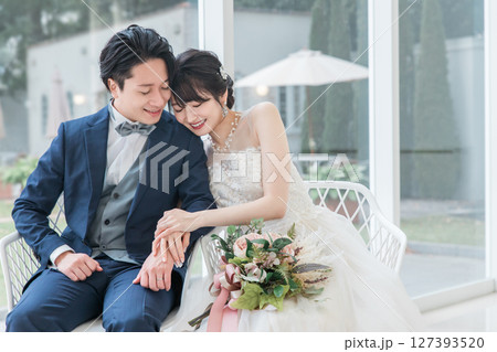 結婚式場で前撮り・フォトウェディングの撮影をする新郎新婦（ブライダル・ウェディング） 127393520