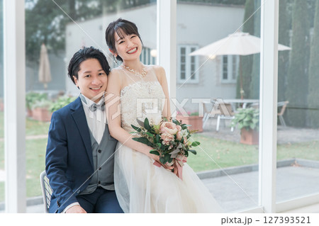 結婚式場で前撮り・フォトウェディングの撮影をする新郎新婦(ブライダル・ウェディング) 結婚式場で前撮り・フォトウェディングの撮影をする新郎新婦(ブライダル・ウェディング) 127393521