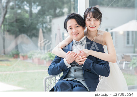 結婚式場で前撮り・フォトウェディングの撮影をする新郎新婦(ブライダル・ウェディング) 結婚式場で前撮り・フォトウェディングの撮影をする新郎新婦(ブライダル・ウェディング) 127393554
