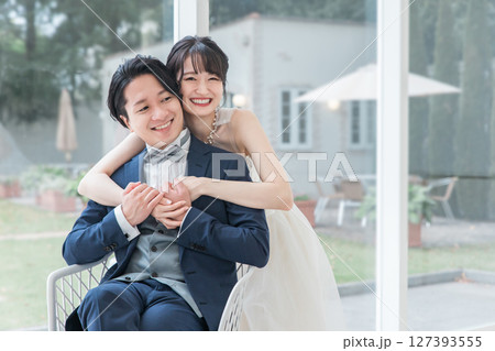 結婚式場で前撮り・フォトウェディングの撮影をする新郎新婦(ブライダル・ウェディング) 結婚式場で前撮り・フォトウェディングの撮影をする新郎新婦(ブライダル・ウェディング) 127393555