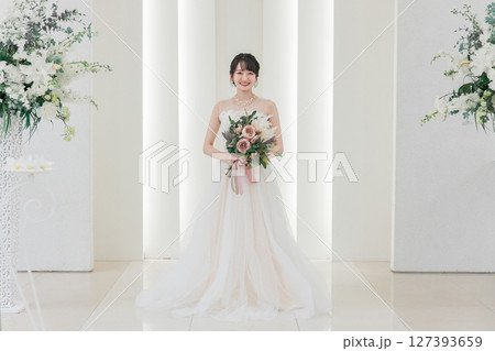結婚式場でブーケを持つ花嫁・新婦の女性(カメラ目線) 結婚式場でブーケを持つ花嫁・新婦の女性(カメラ目線) 127393659