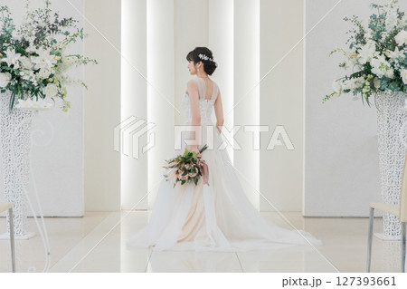 結婚式場でブーケを持つ花嫁・新婦の女性（後ろ姿） 127393661